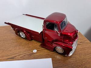 lot 266 image: 1952 Chevrolet COE Flatbed 124-Scale Diecast Adult Collectible