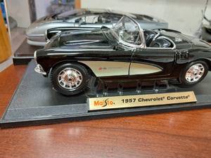 lot 261 image: 1957 Chevrolet Corvette Roadster 118-Scale Diecast Adult Collectible  by  Maisto