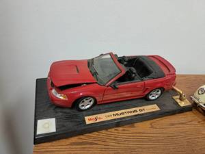 lot 253 image: 1999 Ford Mustang GT Convertible 118-Scale Diecast Adult Collectible  by  Maisto