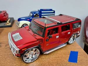 lot 256 image: Hummer H2 SUV 118-Scale Diecast Adult Collectible
