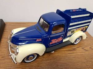 lot 254 image: Pepsi-Cola Delivery Truck 118-Scale Diecast Adult Collectible  by  Golden