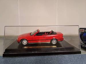 lot 233 image: 1991 BMW 325i Convertible 118-Scale Diecast Adult Collectible  by  Maisto