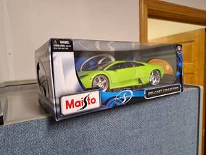 lot 234 image: Lamborghini Gallardo Spyder Coupe 118-Scale Special Edition Diecast Adult Collectible  by  Maisto