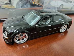 lot 227 image: Chrysler 300C Hemi Sedan 118-Scale Diecast Adult Collectible
