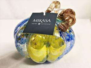 lot 69 image: New With Tag Delightful Mikasa Art Glass 6 Luster Iridescent Pumpkin Decor