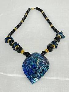 lot 115 image: Stunning Large Abalone Etched Leaf Beaded Pendant Necklace With Small Pieces Of Abalone & Metal Details Threaded Throughout