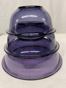 lot 96 image: Rare Vintage Set Of 3 Pyrex Amethyst Purple Glass Mixing Nesting Bowl Set - Great Condition