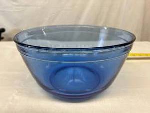 lot 118 image: Beautiful Vintage Anchor Hocking Ovenware&nbsp4 Quart Colbalt Blue Glass&nbspMixing Bowl Nesting