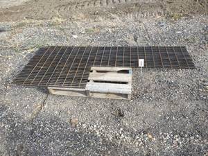 lot 200 image: 1 Bar Grating, 36 Wide...