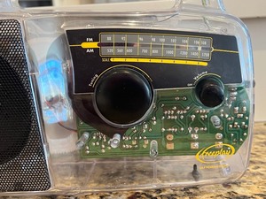 lot 90 image: Discovery Channel Portable SolarWind-Up AMFM Radio - Free Play Self Powered Radio