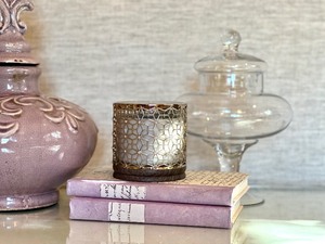 lot 95 image: Elegant Home Decor Grouping