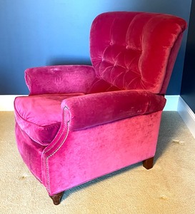 lot 2 image: Hot Hot Pink Reclining Chairs by Comfort Design
