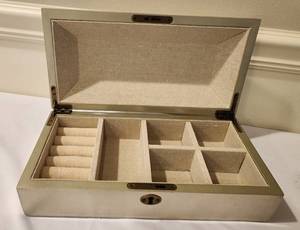 lot 321 image: Pretty Dresser-top Jewelry Box, Storage and Decorative Options