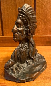 lot 156 image: Vintage Cast Iron Native American Figurine Bookend