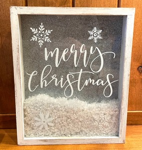 lot 163 image: Sparkling Holiday Decor
