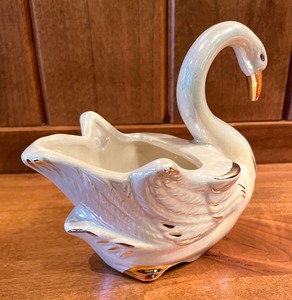 lot 170 image: Vintage Iridescent Porcelain Swan Dish