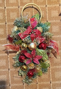 lot 196 image: Fine Holiday Decor Grouping