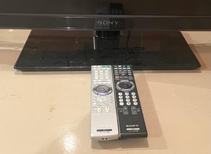 lot 395 image: Sony 46 Inch TV with Remote