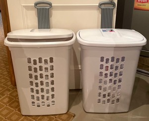 lot 420 image: Grouping of Laundry Baskets
