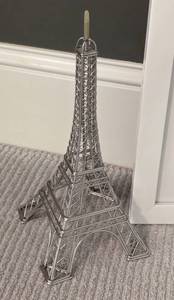 lot 264 image: Fun Paris Themed Decor