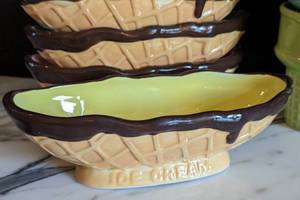 lot 70 image: Fun Ice Cream Bowls