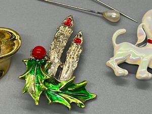 lot 452 image: Variety of Vintage Pins