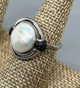 lot 446 image: Beautiful Sterling and Pearl Ring