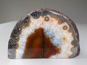lot 323 image: Gorgeous Agate Bookends