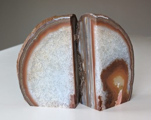lot 322 image: Striking Agate Bookend Pair