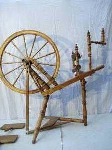 lot 2 image: Antique Spinning Wheel.