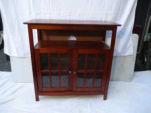 lot 39 image: Small Cabinet with Glass and wood doors