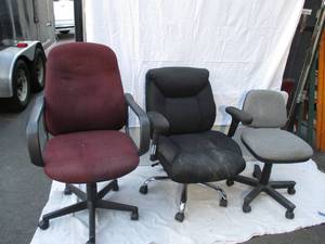 lot 50 image: Lot of 3 miscellaneous Desk Chairs