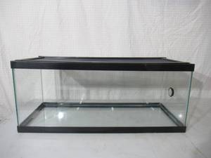 lot 72 image: Guss Pet Terrarium with screen top and temperature gauge