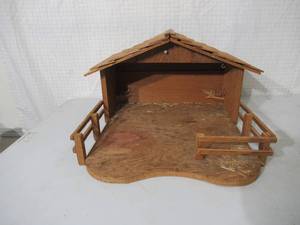 lot 73 image: Charming Vintage Wood Christmas Manger