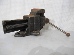 lot 88 image: Vintage workbench Fulton VICE. 10.