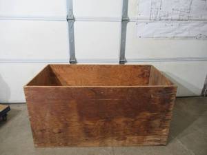 lot 118 image: Large Wood Box