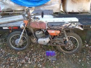 lot 111 image: Yamaha 125cc dirt bike. Rough shape. No title. For parts. As shown.