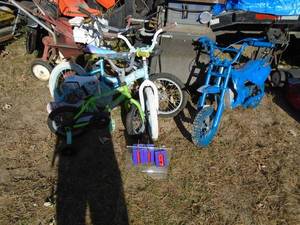 lot 119 image: Assortment of kids bikes & Razor electric bike without charger. Untested. As shown.