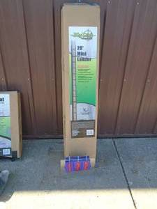 lot 122 image: 20 mini hunting ladder. Used a few times. As shown.