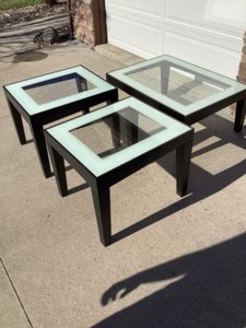 lot 11 image: Coffee and end table set