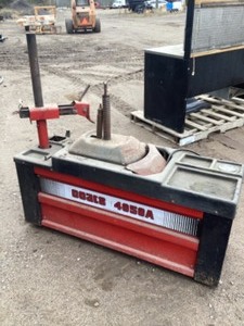 lot 9 image: Coats Tire machine