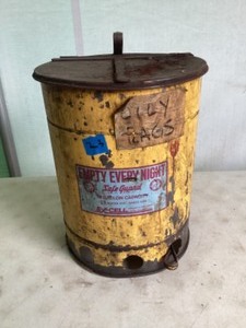 lot 23 image: Waste can