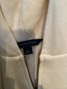 lot 52 image: Tommy Hilfiger zip-up hoodie