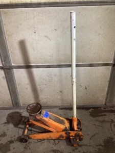 lot 64 image: Floor Jack