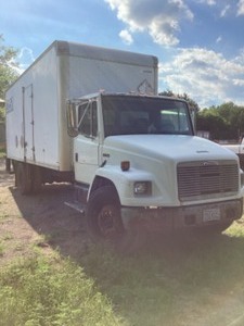 lot 1 image: 2000 Freightliner FL70 Box Truck