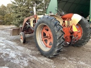 lot 3 image: 1957 Case 411 Tractor wloader bucket