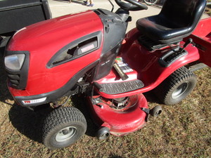 lot 1 image: Craftsman 22hp lawn tractor