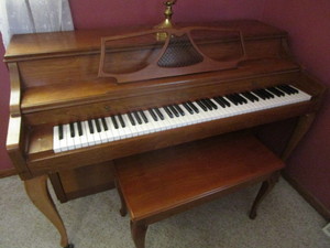 lot 8 image: Stark Piano