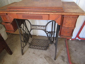 lot 19 image: Singer Treadle Sew Machine