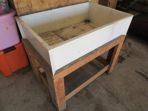 lot 47 image: Sink in Stand